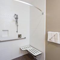 Двухместный (Deluxe King Room - Mobility Access Roll in Shower/Non-Smoking) отеля Holiday Inn Express Hollywood Walk of Fame, an IHG Hotel, Лос-Анджелес