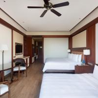 Двухместный (Номер Делюкс с кроватью размера «king-size», живописный вид (необходимо заказывать за 1 день: завтрак + один билет happy package + мини-бар)) курортного отеля Shangri-La's Sanya Resort & Spa, Санья