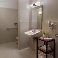 Двухместный (Double Room with Roll-in Shower - Mobility and Hearing Impaired Access/Non-Smoking) отеля BEI San Francisco, Сан-Франциско