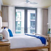 Сьюит (Улучшенный люкс с кроватью размера «king-size» и балконом) отеля The Betsy Hotel, South Beach, Майами-Бич