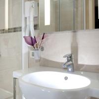 Двухместный (Executive Twin Room with Balcony and Side Sea View) отеля Mercure Hotel Rimini Artis, Римини