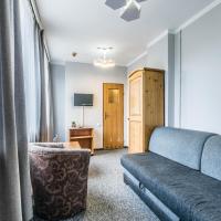 Двухместный (Small Double Room with Small Bathroom (Parking view)) отеля Hotel Helios, Закопане