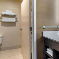 Сьюит (Люкс с кроватью размера "king-size" и диваном, для некурящих.) отеля Comfort Inn & Suites North Dallas-Addison, Даллас