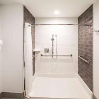 Четырехместный (2 DBL Beds, Mobility/Hearing Accessible Room, Roll-in Shower, Non-Smoking) отеля La Quinta by Wyndham Dallas Downtown, Даллас