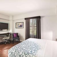 Двухместный (Queen Room with Bath Tub - Mobility/Hearing Accessible - Non-Smoking) отеля La Quinta by Wyndham Dallas Downtown, Даллас