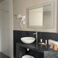 Трехместный (Standard Triple Room with One Queen Bed and One Single Bed) отеля Golden Tulip Reims l'Univers, Реймс