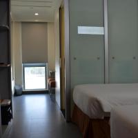 Двухместный (Стандартный двухместный номер с 2 отдельными кроватями и окном) отеля EasyHotel Jebel Ali, Дубай