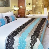 Двухместный (Club King Room With One Way Airport Transfer,20% discount on food & Soft Beverages) отеля Taj City Centre Gurugram, Гургаон