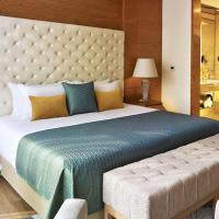 Двухместный (Luxury Suite With One Way Airport Transfer,20% discount on food & Soft Beverages) отеля Taj City Centre Gurugram, Гургаон