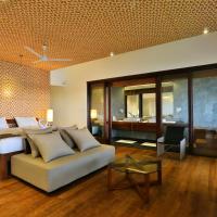 Сьюит (Президентский люкс с балконом) курортного отеля Temple Tree Resort & Spa, Бентота