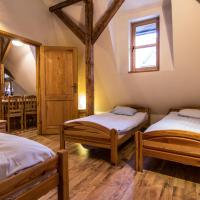 Трехместный (Трехместный номер с общей ванной комнатой) хостела Top Hostel Pokoje Gościnne, Закопане