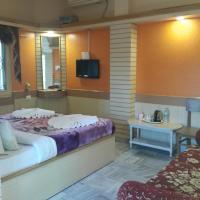 Трехместный (Deluxe Triple Bed Room City View) отеля Hotel Temple On Ganges, Варанаси