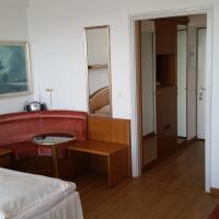 Трехместный (Трехместный номер с видом на озеро и балконом) отеля Hotel Colibrì, Лугано