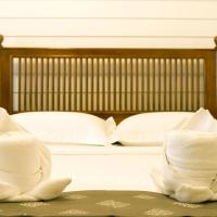 Двухместный (Улучшенный двухместный номер с 1 кроватью и общей ванной комнатой) гостевого дома Silom Bird House, Бангкок