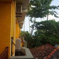 Трехместный (Двухместный номер Делюкс с 1 кроватью) отеля Thaproban Beach House, Унаватуна