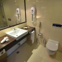 Двухместный (Улучшенный номер с кроватью размера "king-size" и балконом) отеля DoubleTree by Hilton Bucharest Unirii Square, Бухарест