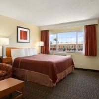 Двухместный (King Room with Mobility/Hearing Impaired Access - Non-Smoking) отеля Howard Johnson by Wyndham San Diego Sea World, Сан-Диего