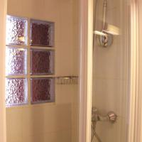 Двухместный (Двухместный номер с 2 отдельными кроватями и собственной ванной комнатой) хостела Arty Paris Hostel & Budget Hotel, Париж