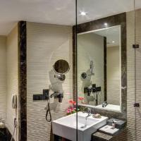 Сьюит (King Suite - Non-Smoking (Complimentary 20% discount on food & soft beverages, 10% discount on spa in restaurant and 2hrs early check-in & late check-out)) отеля Ramada Plaza Agra, Агра