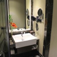 Двухместный (Executive King Room - Non-Smoking (Complimentary 20% discount on food & soft beverages in restaurant, 10% discount on spa and 2hrs early check-in & late check-out)) отеля Ramada Plaza Agra, Агра