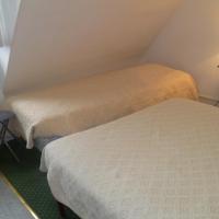 Трехместный (Triple Room with Shared Bathroom and Toilets) отеля Hôtel Beauséjour Nevers, Невер