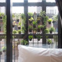 Номер (Кровать в общем 8-местном номере для мужчин и женщин) хостела Lamurr Sukhumvit 41, Бангкок