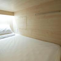 Номер (Кровать в четырехместном общем номере для мужчин и женщин с общей ванной комнатой (А)) хостела Lamurr Sukhumvit 41, Бангкок