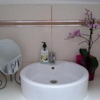 Номер (Односпальная кровать в пятиместном общем номере) хостела Friends Hostel, Бухарест