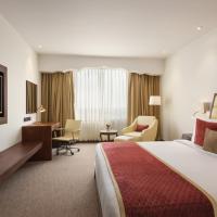 Трехместный (King Room - Disability Access - Non-Smoking (Complimentary 20% discount on food & soft beverages in restaurant, 10% discount on spa and 2hrs early check-in & late check-out)) отеля Ramada Plaza Agra, Агра