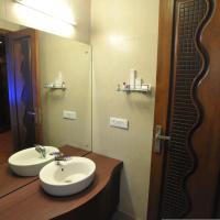 Семейный (Семейный двухместный номер с 1 кроватью) отеля Hotel Emarald, Нью-Дели