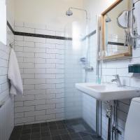 Двухместный (Двухместный номер с 2 отдельными кроватями и собственной ванной комнатой) хостела STF Långholmen Hostel, Стокгольм