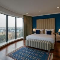 Сьюит (Library Suite) отеля The Waverly Hotel & Residences, Бангалор