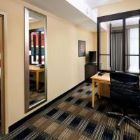 Сьюит (Двухместный люкс с кроватью размера "king-size") отеля Cambria Hotel Miami Airport - Blue Lagoon, Майами