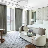 Трехместный (Номер Делюкс с кроватью размера "king-size" и видом на воду) отеля Four Seasons Hotel Abu Dhabi at Al Maryah Island, Абу-Даби