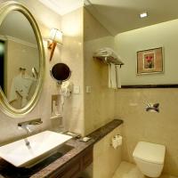 Двухместный (Contemporary Room with 20% off on food & soft beverages) отеля The Pllazio Hotel, Гургаон