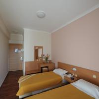 Трехместный (Трехместный номер с видом на город) отеля Adonis City Hotel, Патра