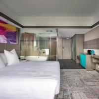 Двухместный (Deluxe Executive Queen Room with City View and Lounge Access - High Floor) отеля The Park Lane Hong Kong, a Pullman Hotel, Гонконг (город)