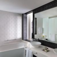 Двухместный (Фирменный номер с террасой и 2 отдельными кроватями, для некурящих) курортного отеля Fairmont Fujairah Beach Resort, Дибба