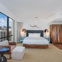 Сьюит (Люкс с 1 кроватью размера «king-size» и видом на горы) курортного отеля Hyatt Centric Waikiki Beach, Гонолулу