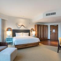 Сьюит (Люкс с 1 кроватью размера «king-size» и видом на город) курортного отеля Hyatt Centric Waikiki Beach, Гонолулу