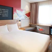 Двухместный (Standard Queen Room - Complimentary Round-trip Airport Transfer upon request) отеля Ibis Saigon Airport, Хошимин