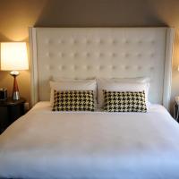 Двухместный (Улучшенный номер с кроватью размера «queen-size») отеля Bentley Hotel, Нью-Йорк