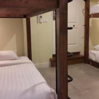 Номер (Кровать в общем 4-местном номере для мужчин и женщин) хостела Siri Poshtel Bangkok, Бангкок