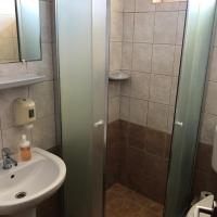 Трехместный (Трехместный номер с ванной комнатой) отеля Romantik Étterem - Panzió, Тата