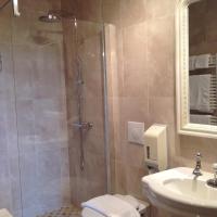 Трехместный (Трехместный номер) отеля Hotel La Croix De Vernuche, Невер