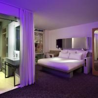 Двухместный (Полулюкс First Class с кроватью размера «king-size») отеля YOTEL New York Times Square, Нью-Йорк